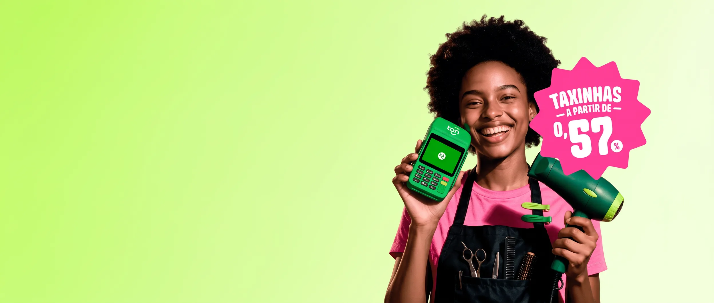 Empreendedora segurando uma maquininha Ton, em campanha do Ton com taxa a partir de 0,57%